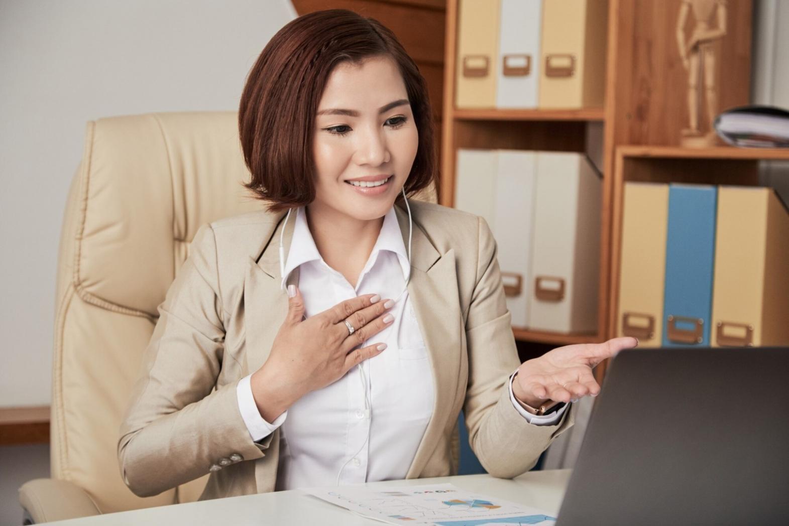Ambiente di lavoro moderno con postazioni di sviluppo software